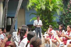 Lectura-de-poemas-del-libro-en-el-Museo-de-Historia-en-Pinar-del-Río-con-alumnos-de-la-escuela-primaria-Antonio-Maceo