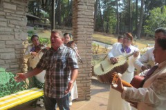 Cantando-con-grupo-de-mariachis-en-valle-Bravo